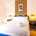شقة Luxury Skyfall With Free Parking For Families & Business By Prescott
