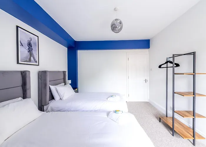 Modern Skyfall With Free Parking For Families & Business By Prescott Bristol