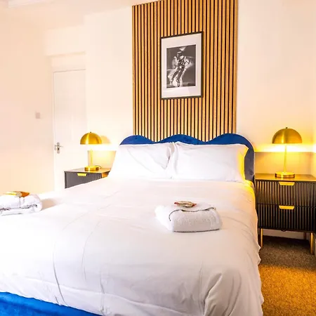 Apartmán Luxury Skyfall With Free Parking For Families & Business By Prescott